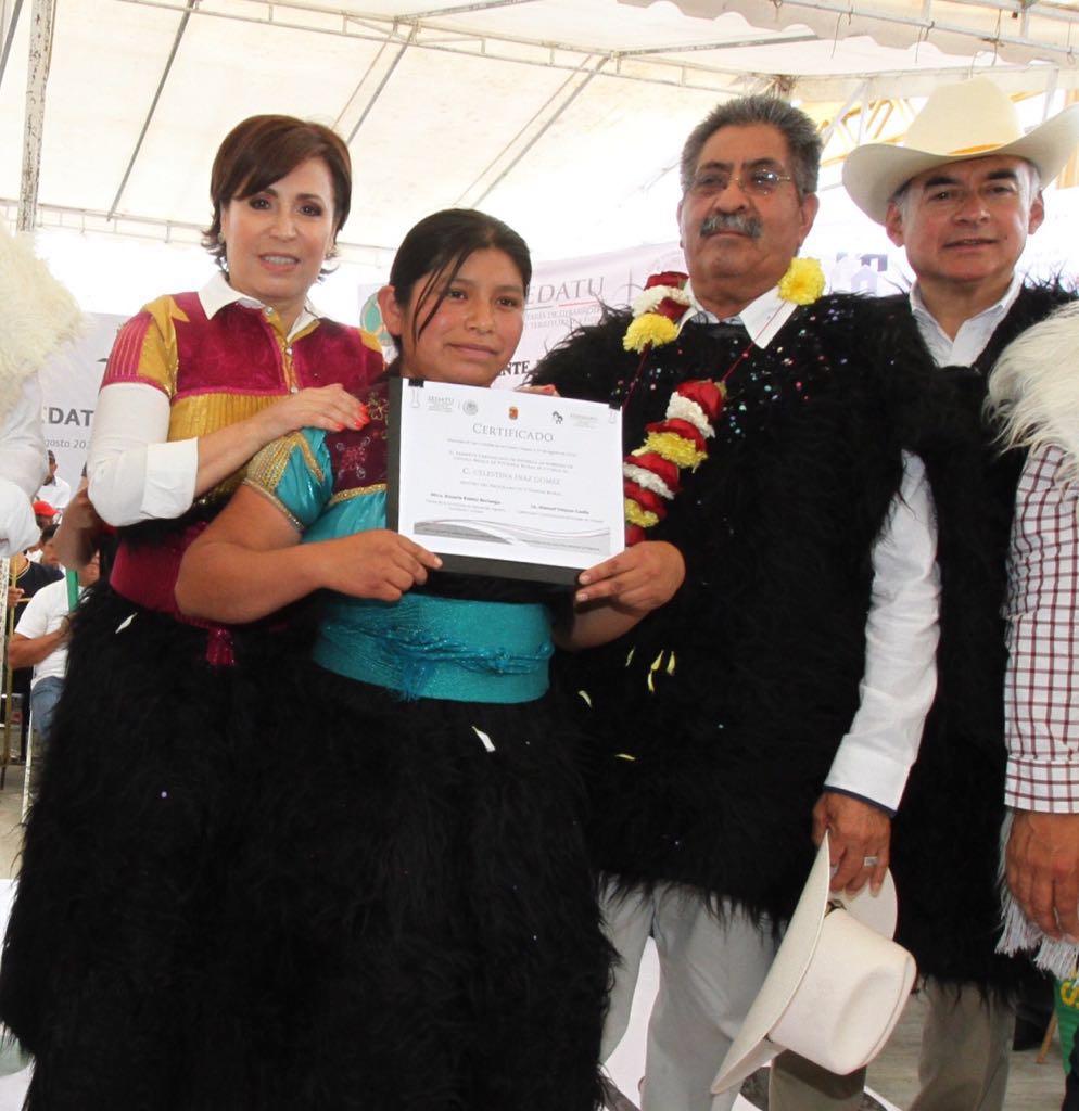 La Titular de la SEDATU, Rosario Robles, acompañada por una beneficiaria que recibió su certificado de vivienda rural SEDATU-FONHAPO, así como del dirigente nacional de la Unión Nacional de Trabajadores Agrícolas (UNTA), Álvaro López Ríos.