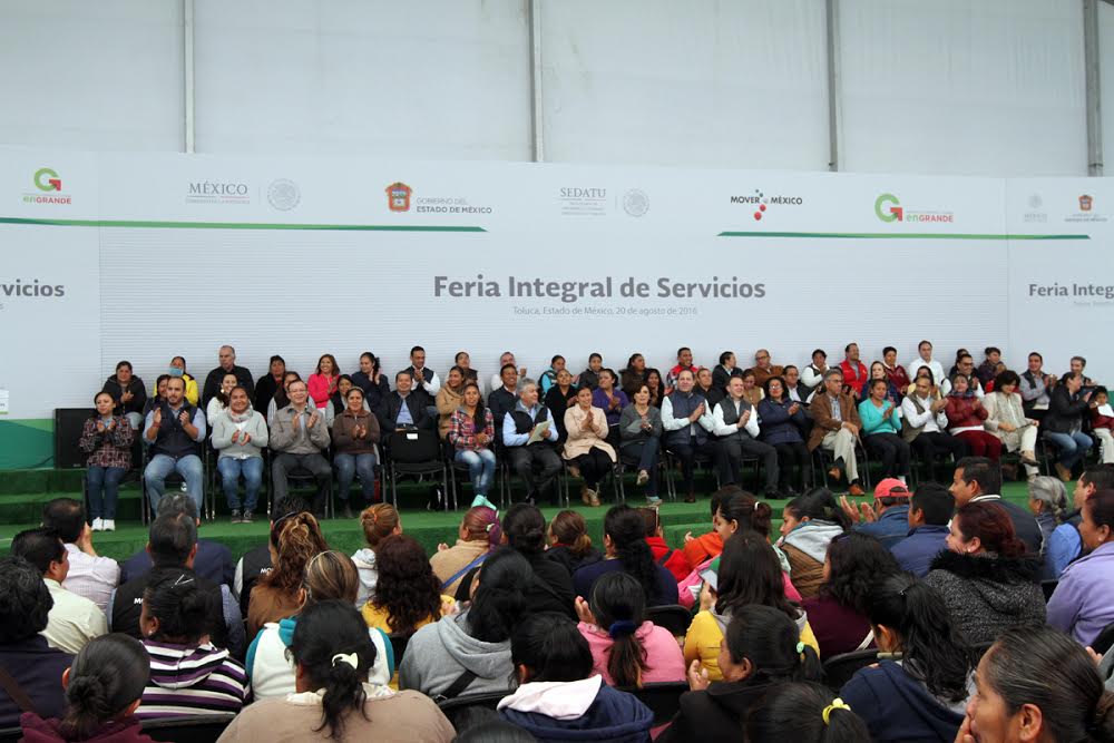 La durante la inauguración de la Feria Integral de Servicios la titular de la SEDATU estuvo acompañada del gobernador del Estado de México Eruviel Ávila