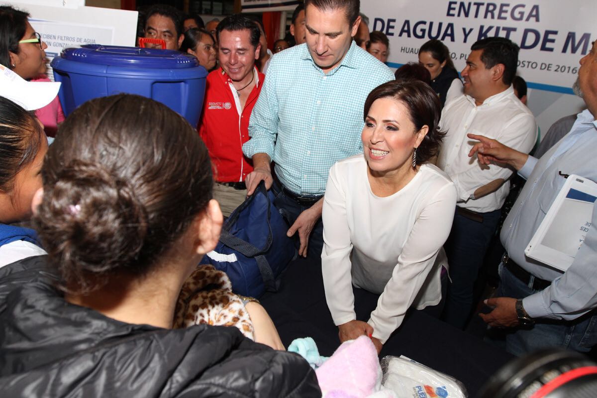 La secretaria Rosario Robles tuvo la oportunidad de saludar a la población durante la entrega de apoyos.
