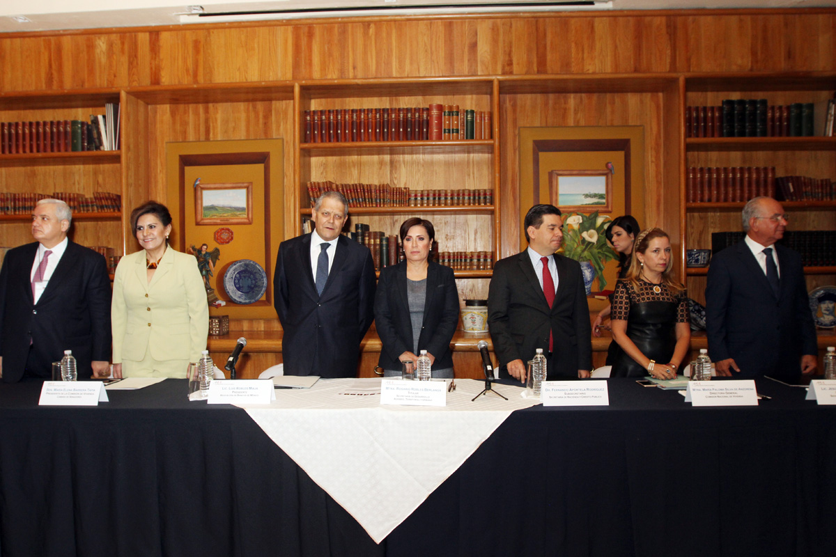 Al centro de la imagen Rosario Robles, acompañada del Presidente de la ABM,  la Presidenta de la Comisión de Vivienda de la Cámara de Senadores, representante de Conavi y el Vocal de FOVISSSTE, en el Simposio de Financiamiento a la Vivienda 2016.