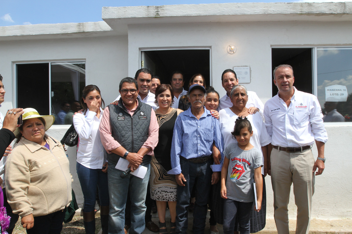 La Secretaria Rosario Robles posa con beneficiarios de una vivienda nueva, la cual fue entregada el día de hoy.