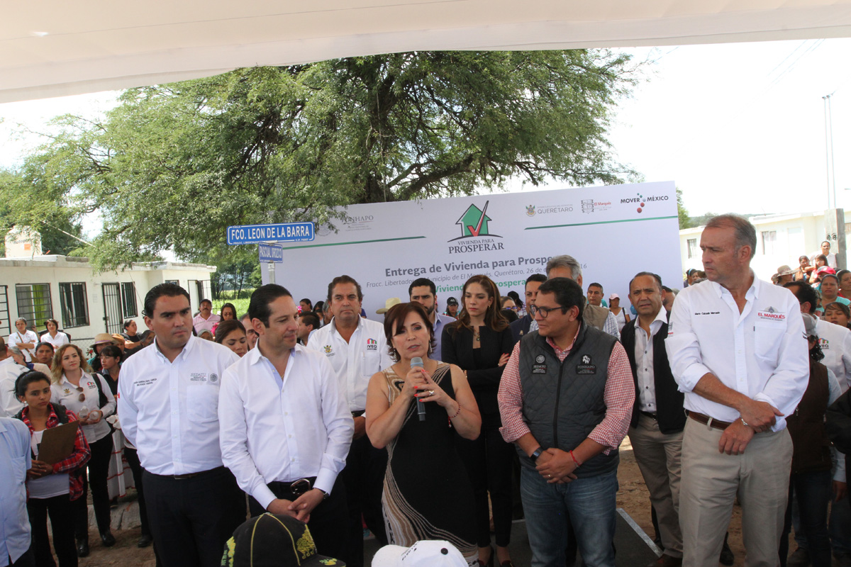 La Secretaria Rosario Robles posa junto con funcionarios federales, estatales y municipales, así como con la familia beneficiaria de una vivienda que entregó hoy la SEDATU en Querétaro.