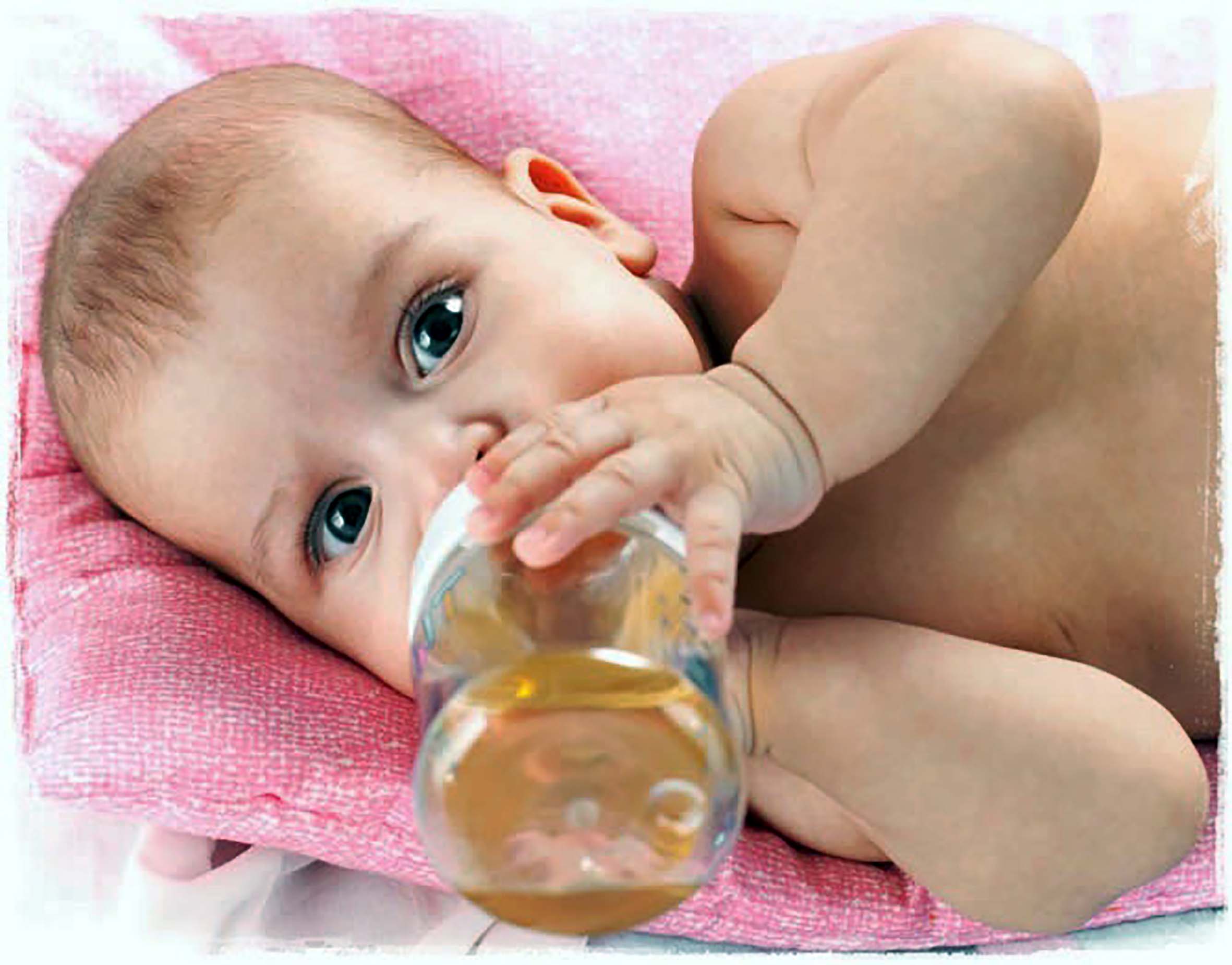 Пьет ли новорожденный воду. Младенец в воде. Питье для новорожденного ребенка. Сок для новорожденных детей. Младенец пьет из бутылочки.