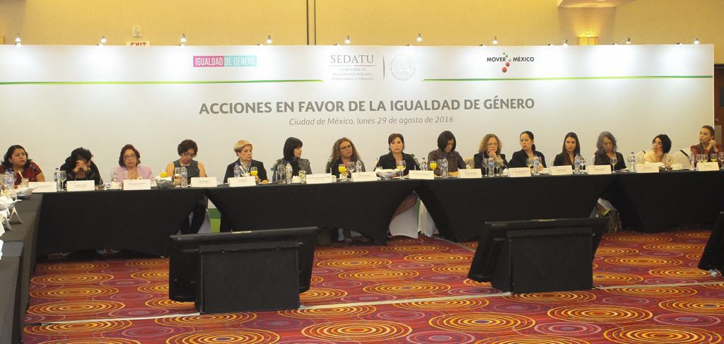 Mesa mujeres, al centro la titular de la SEDATU, Rosario Robles, dialogó con 70 mujeres líderes de diversas asociaciones civiles, periodistas y luchadoras sociales, en el conversatorio denominado “Acciones en favor de la Igualdad de Género”.