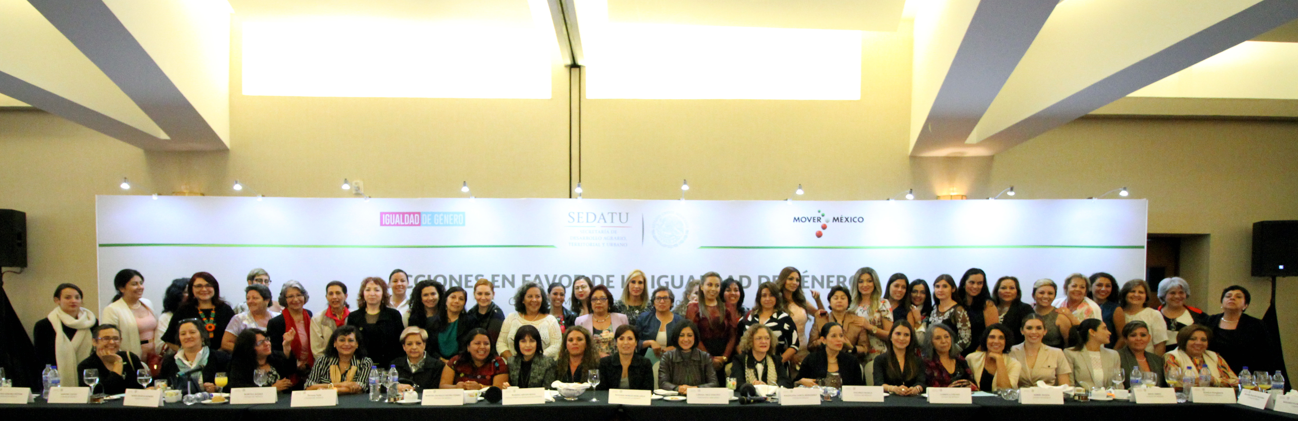 Mesa mujeres, al centro la titular de la SEDATU, Rosario Robles, dialogó con 70 mujeres líderes de diversas asociaciones civiles, periodistas y luchadoras sociales, en el conversatorio denominado “Acciones en favor de la Igualdad de Género”.