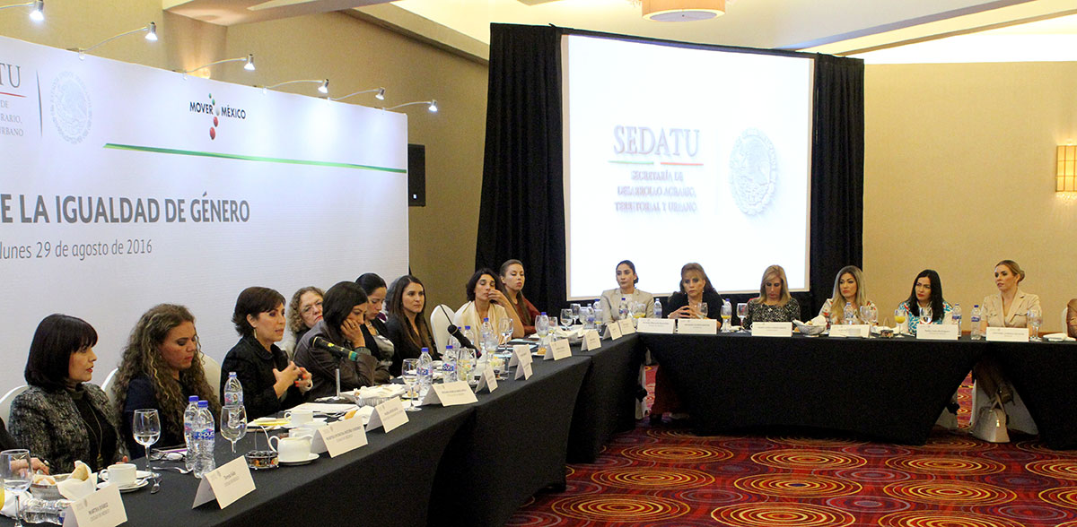 Rosario Robles exhortó a las mujeres que se dieron cita a esta reunión a sumar esfuerzos en beneficio de las mujeres del país. 