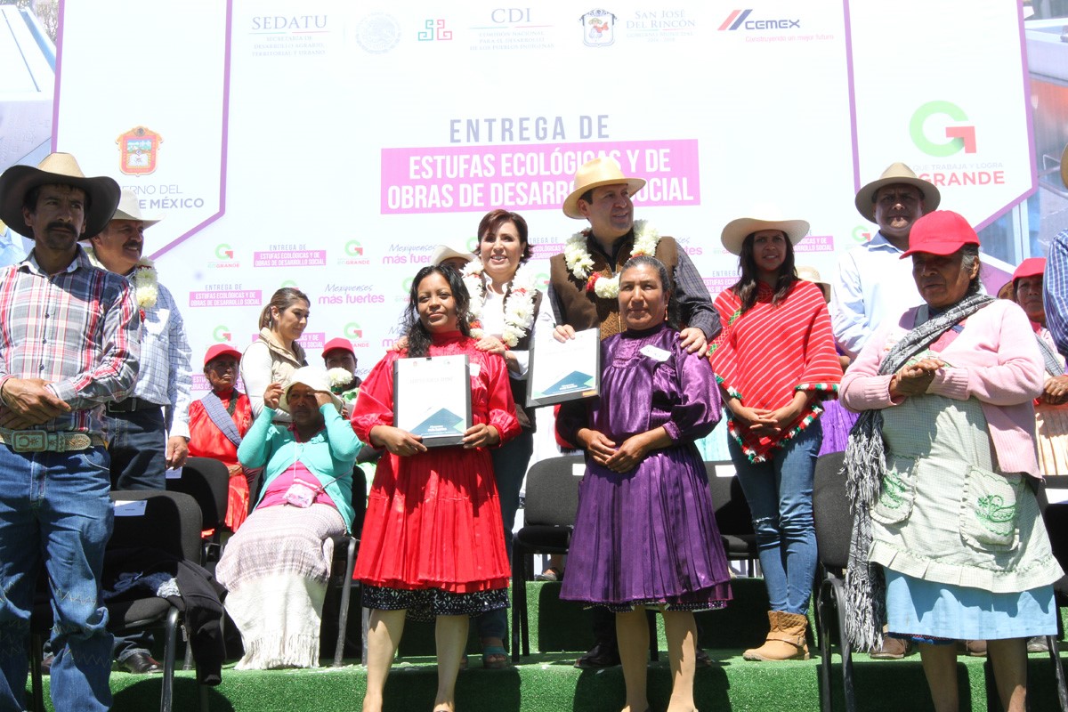 Tres mujeres recibieron de manos de Rosario Robles y del gobernador  del Estado de México, Eruviel Ávila, estufas ecológicas y obras de programas sociales, ante los presentes que se dieron cita.