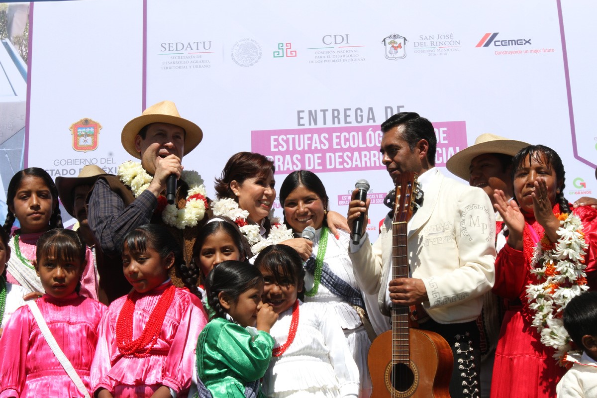 Eruviel Ávila, Rosario Robles y mujer beneficiaria del Estado de México disfrutaron de la convivencia familiar y aprovecharon la ocasión para cantar.