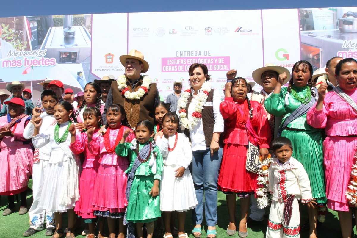 Frente a mujeres, niñas y niños, Rosario Robles y Eruviel Ávila entregaron obras en beneficio de las familias del Estado de México.