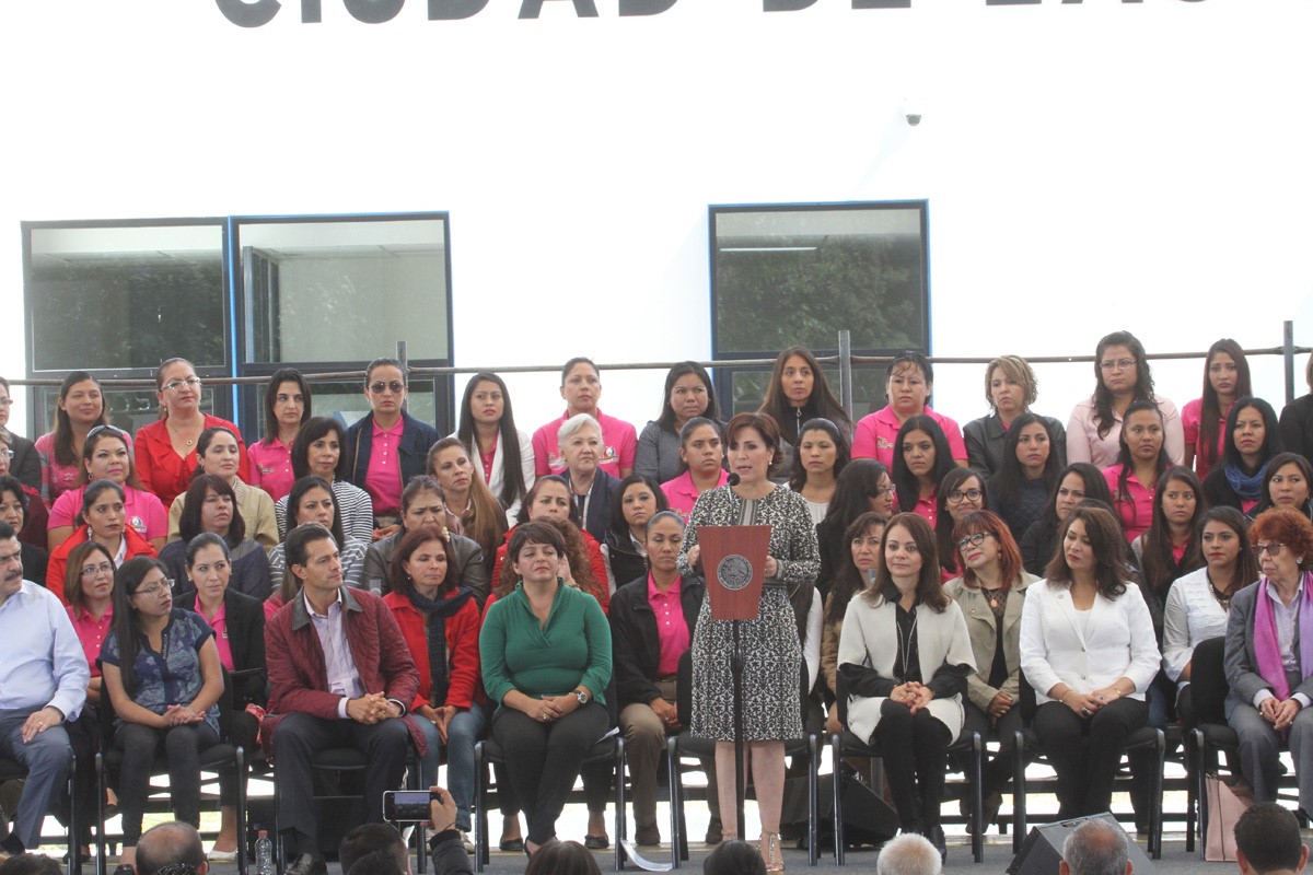 Frente al pódium y al Presidente Enrique Peña Nieto, la titular de la SEDATU, Rosario Robles,  dijo durante el marco de la inauguración de la “Ciudad de las Mujeres” que la actual administración ha demostrado que se puede transformar a México con la participación de las mujeres.
