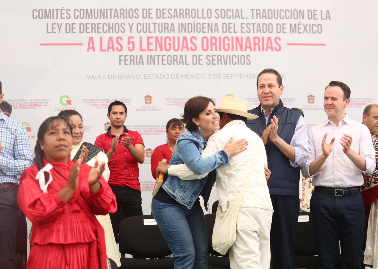 La Secretaria Rosario Robles estrecha a un ciudadano que estuvo presente en la presentación de la Feria Integral de Servicios en el Estado de México.