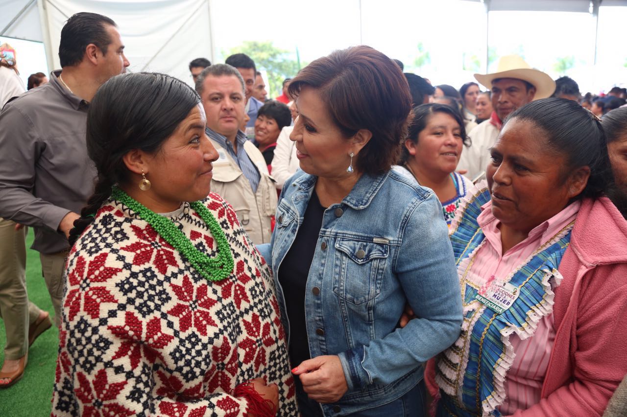 Rosario Robles entregó a pueblos originarios del Estado de México seguros de vida para jefas de familia para asegurar un mejor futuro a las familias mexiquenses.