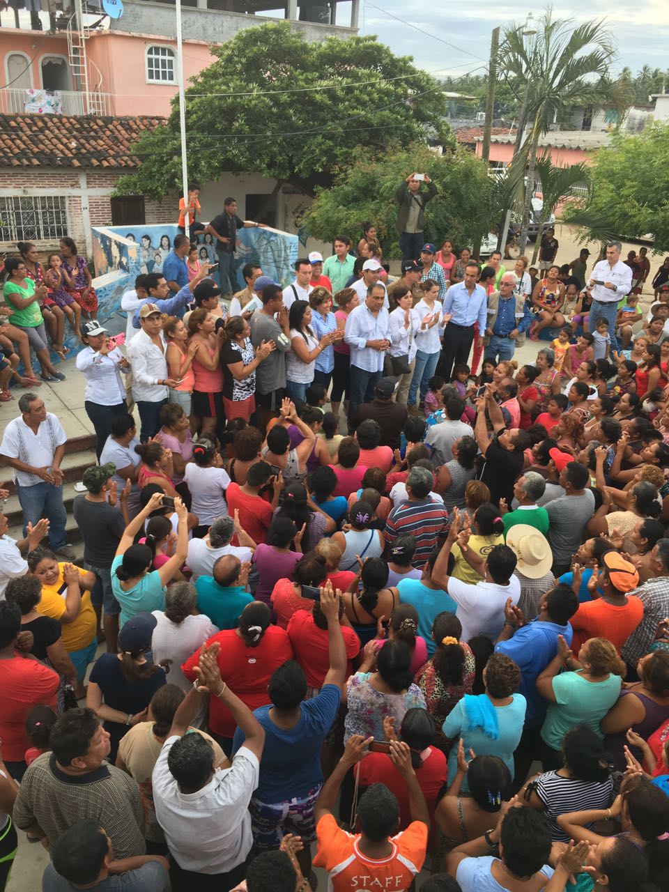 La Titular de la SEDATU, Rosario Robles, junto con autoridades de los tres órdenes de gobierno, atiende a los pobladores de las comunidades afectadas por las intensas lluvias que han afectado varias localidades de Guerrero.