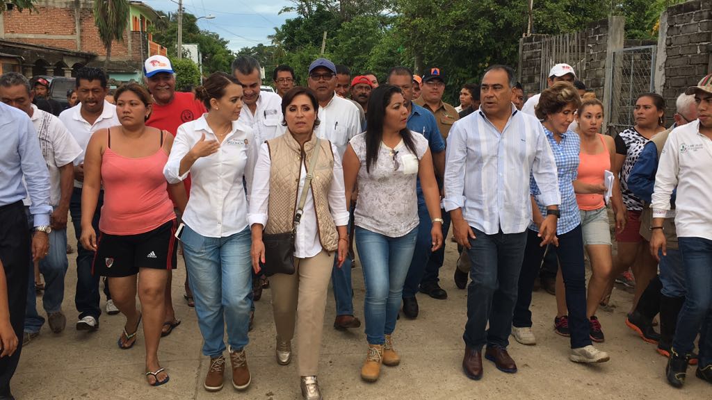 La Secretaria Rosario Robles realiza junto con autoridades de los tres órdenes de gobierno y pobladores un recorrido por las zonas afectadas por las intensas lluvias que han dejado afectaciones en viviendas en distintas localidades de Guerrero.