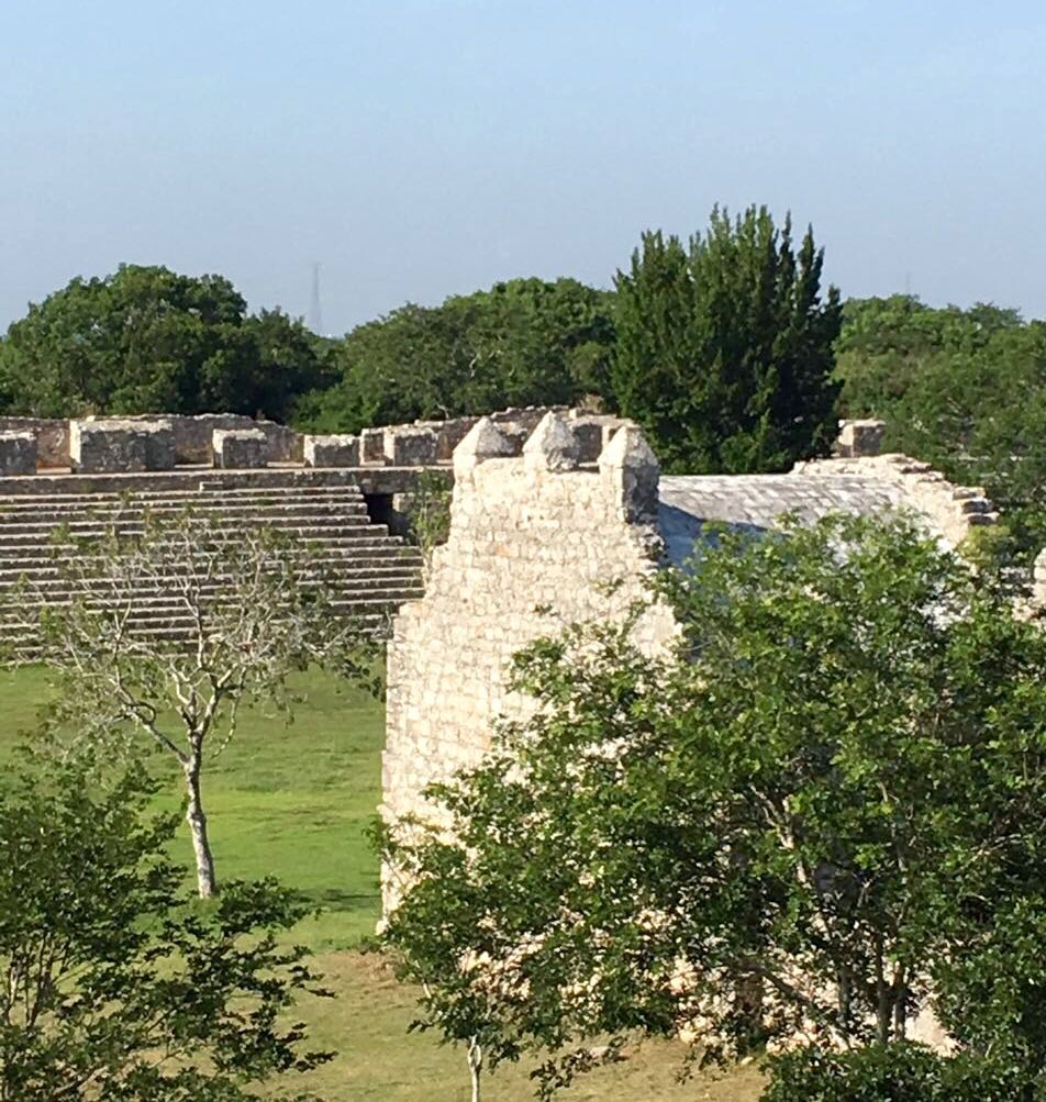 El Comisionado Nacional explicó que en el Parque Nacional Dzibilchantún, decretado en 1987, se localiza una zona arqueológica del mismo nombre, que contiene importantes vestigios del período clásico tardío de la civilización maya
