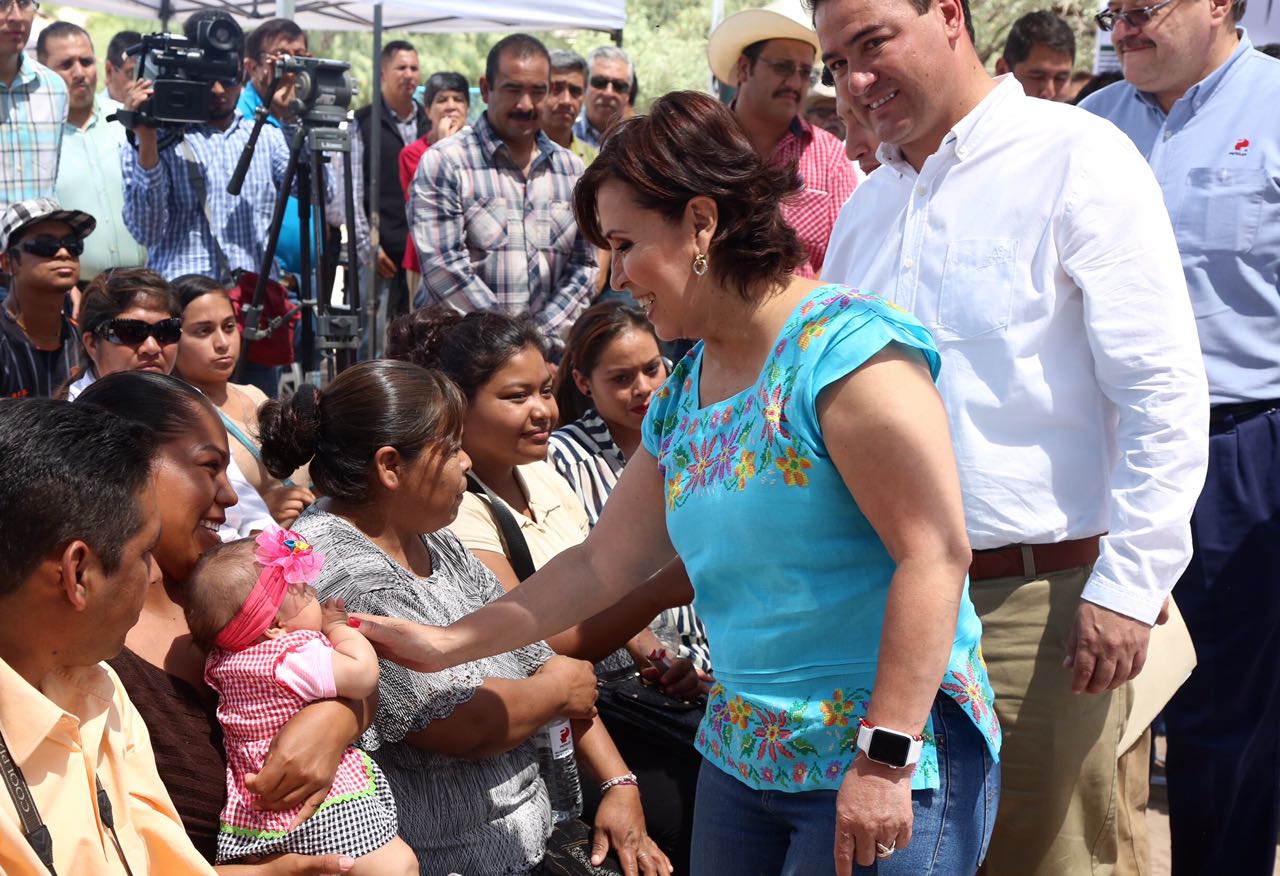 Rosario Robles saluda a las personas que estuvieron presentes en la entrega de obras como parte del Fondo Minero.