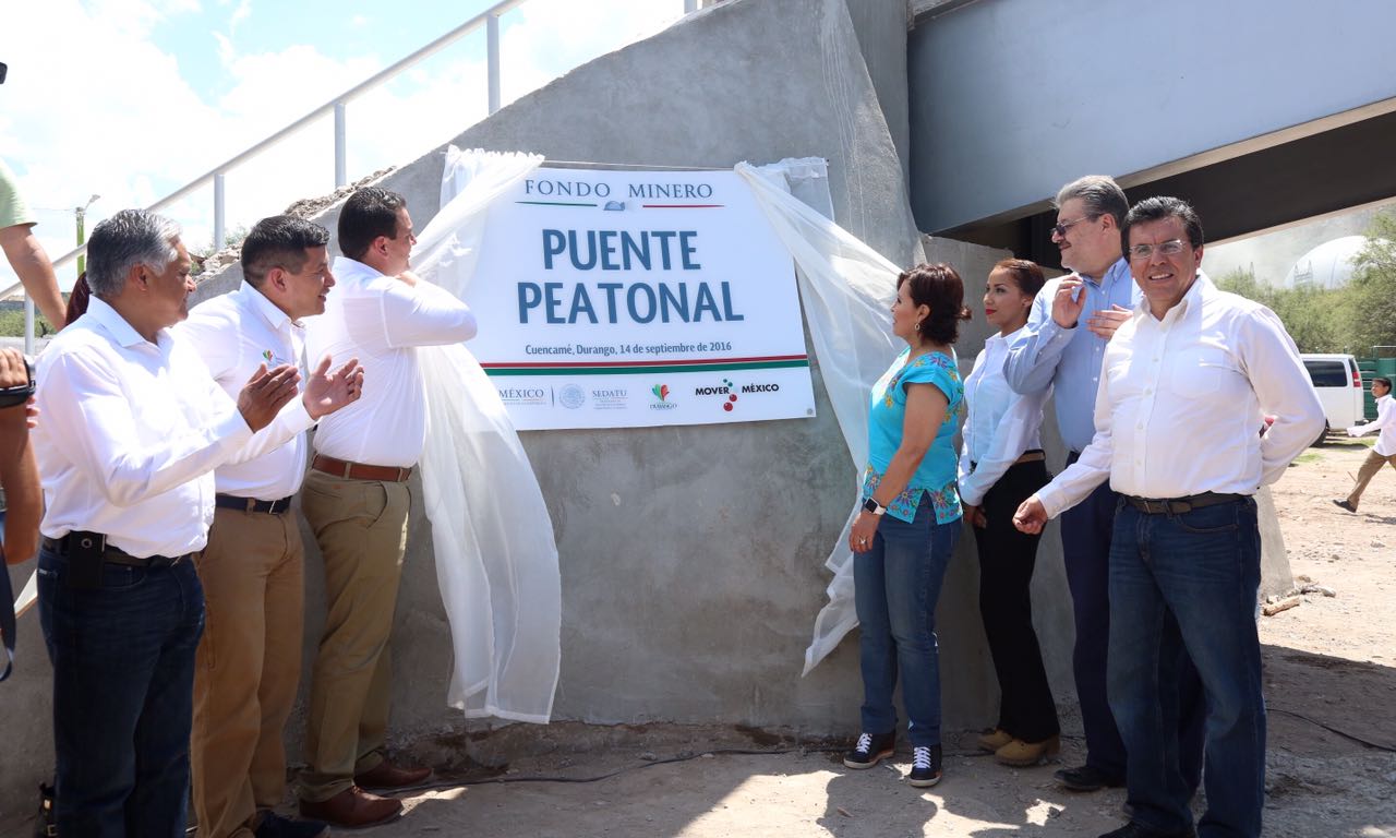 La Secretaria Rosario Robles encabezó la inauguración del puente peatonal cuya extensión es de 70 metros comunicará a las comunidades “Las Playas” y “La Velardeña”.