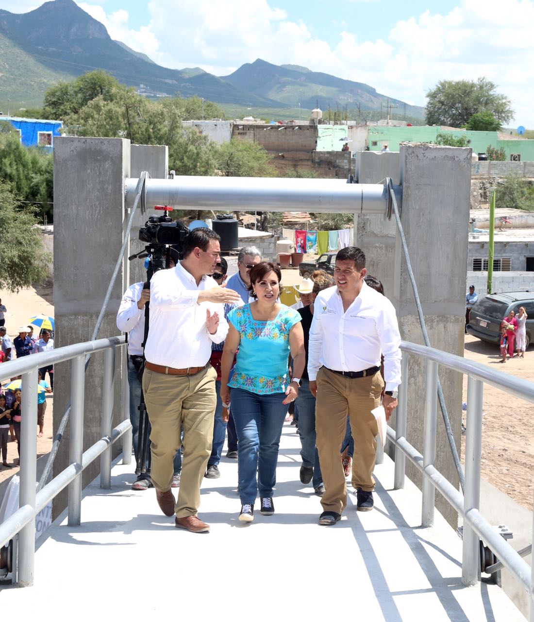 Rosario Robles junto con funcionarios estatales y municipales recorre el puente peatonal que es resultado de los beneficios del Fondo Minero en Cuencamé, Durango.