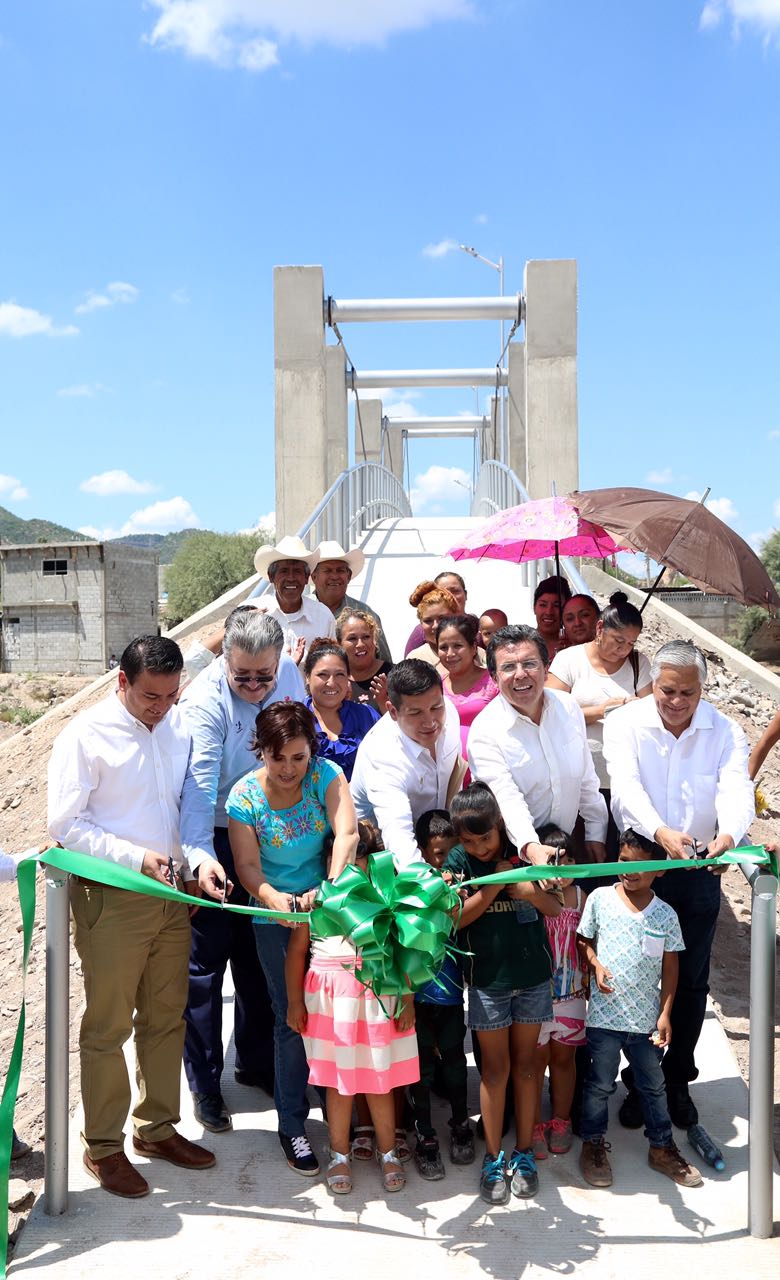 Durante el corte del listón, como parte de la inauguración del puente peatonal, La Secretaría Rosario Robles estuvo acompañada de funcionarios estatales, municipales y ciudadanos.