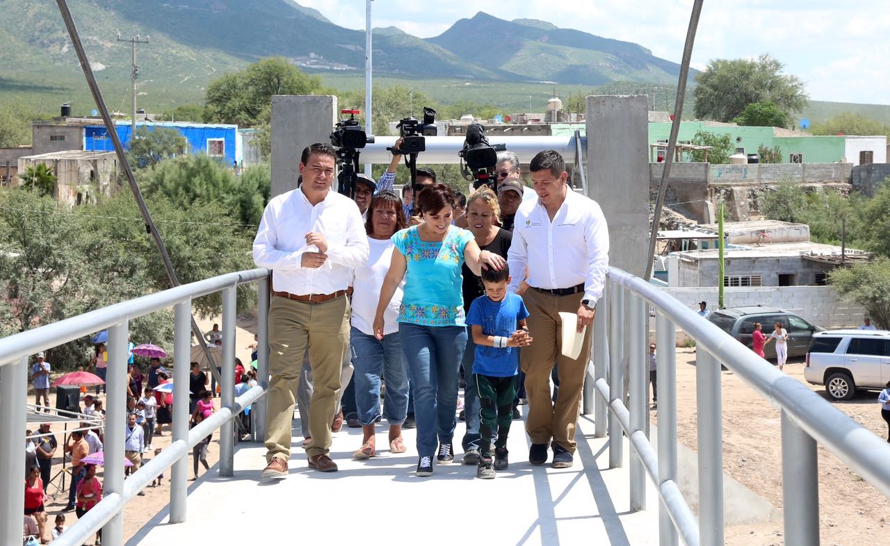La Titular de la SEDATU, Rosario Robles camina acompañada por habitantes del municipio de Cuencamé, Durango,  por el Puente Peatonal que minutos antes inauguró en beneficio de las comunidades “Las Playas” y “La Velardeña".
