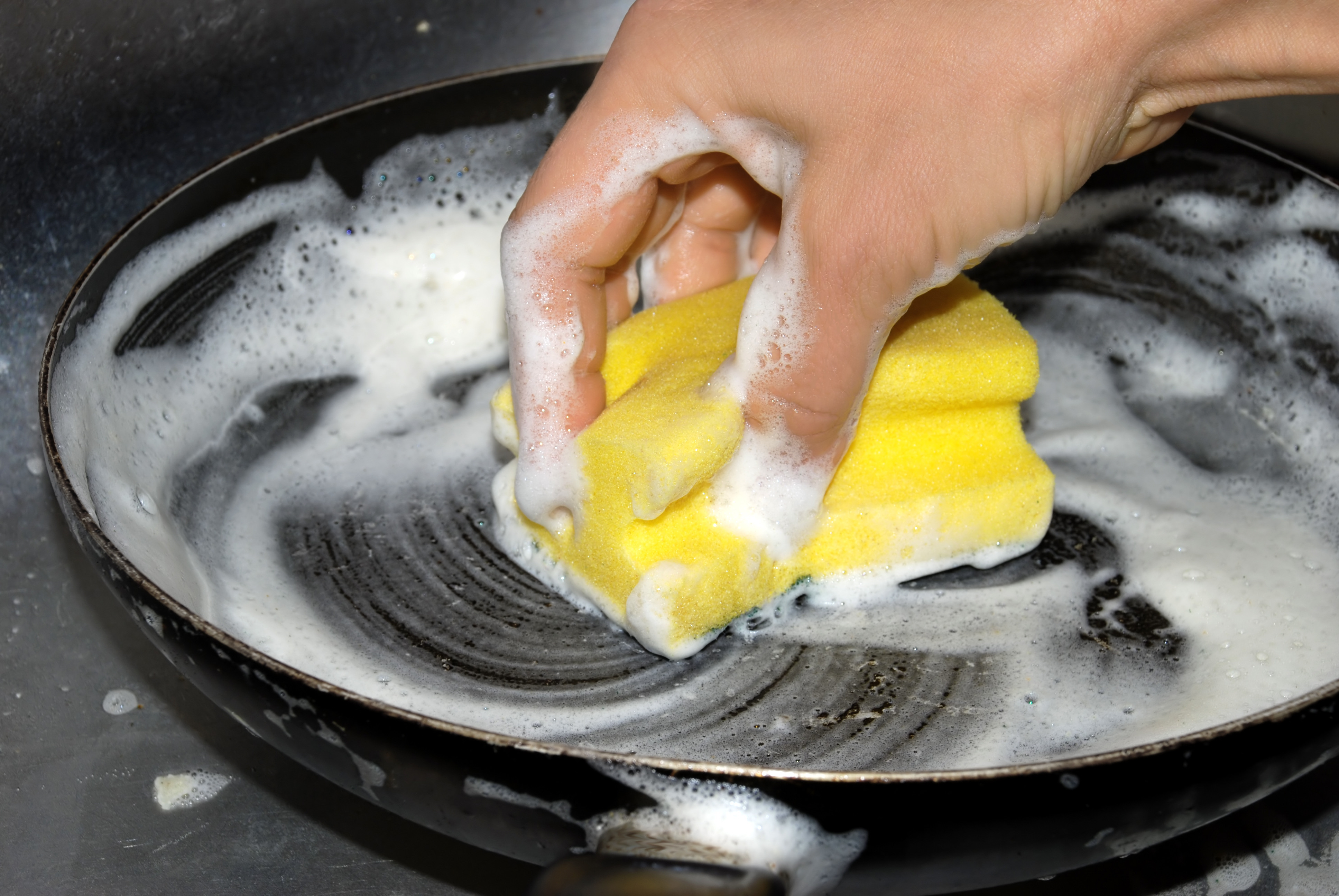 Маслом очистить сковороду. Мытье посуды. Очистка сковороды. Помыть сковороду. Губка для мытья сковородок.