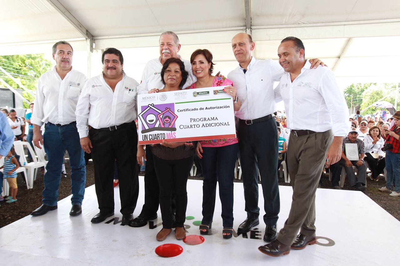 Rosario Robles acompañada por funcionarios entregaron cuartos adicionales en municipios de Tamaulipas
