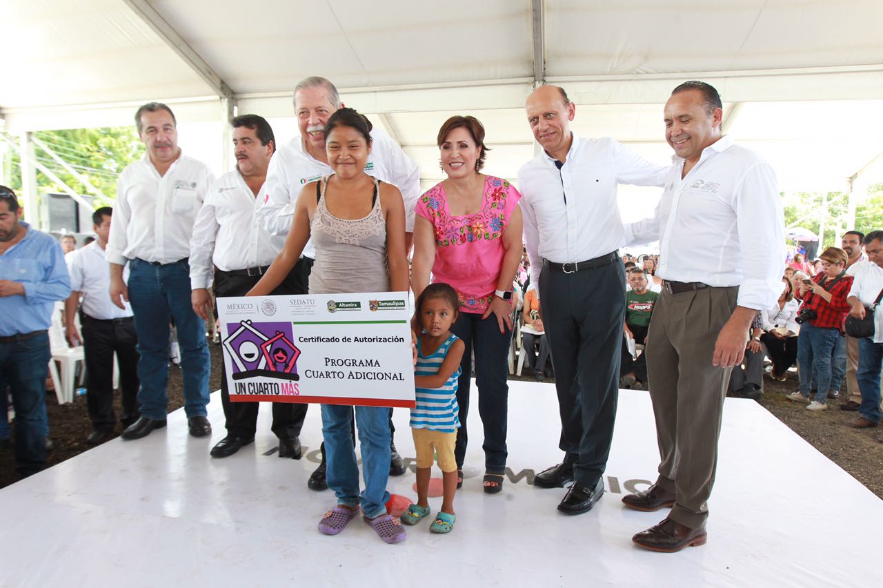 Junto a una beneficiaria y su hija, la Secretaria Rosario Robles y  el gobernador Egidio Torre Cantú entregaron cuartos rosas 