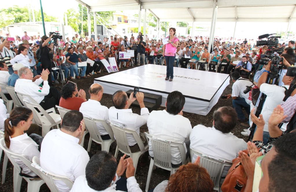 La Secretaria Rosario Robles acompañada de funcionarios entregó cuartos adicionales para combatir el hacinamiento a familias que más lo necesitan