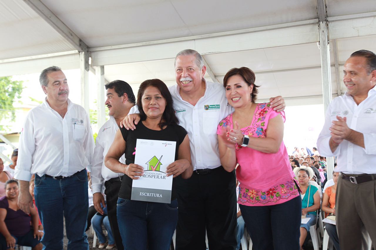 Junto con el Gobernador, Rosario Robles entregó en propia mano escrituras a familias para brindar seguridad y certeza jurídica