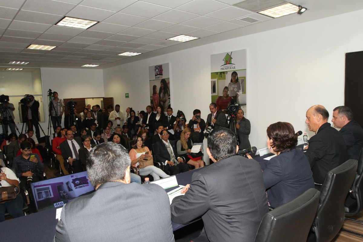 Participación de los representantes de los medios de comunicación durante la conferencia de prensa que encabezó la Secretaria Rosario Robles