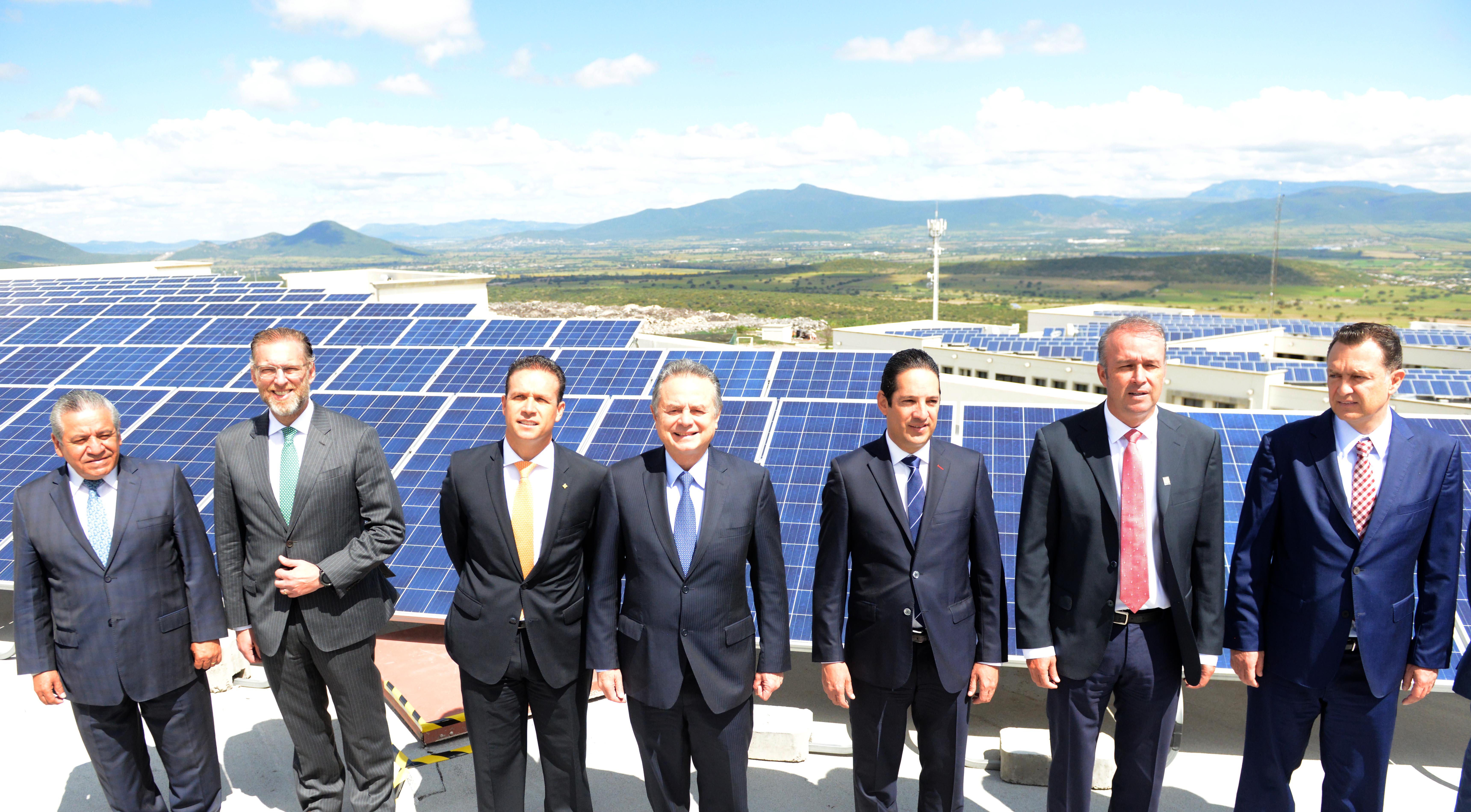 El Secretario Pedro Joaquín Coldwell participó en la inauguración del sistema fotovoltaico de la Universidad Anáhuac de Querétaro, junto con el Gobernador de la entidad, Francisco Domínguez Servien y el Rector del Campus, Luis Eduardo Alverde.