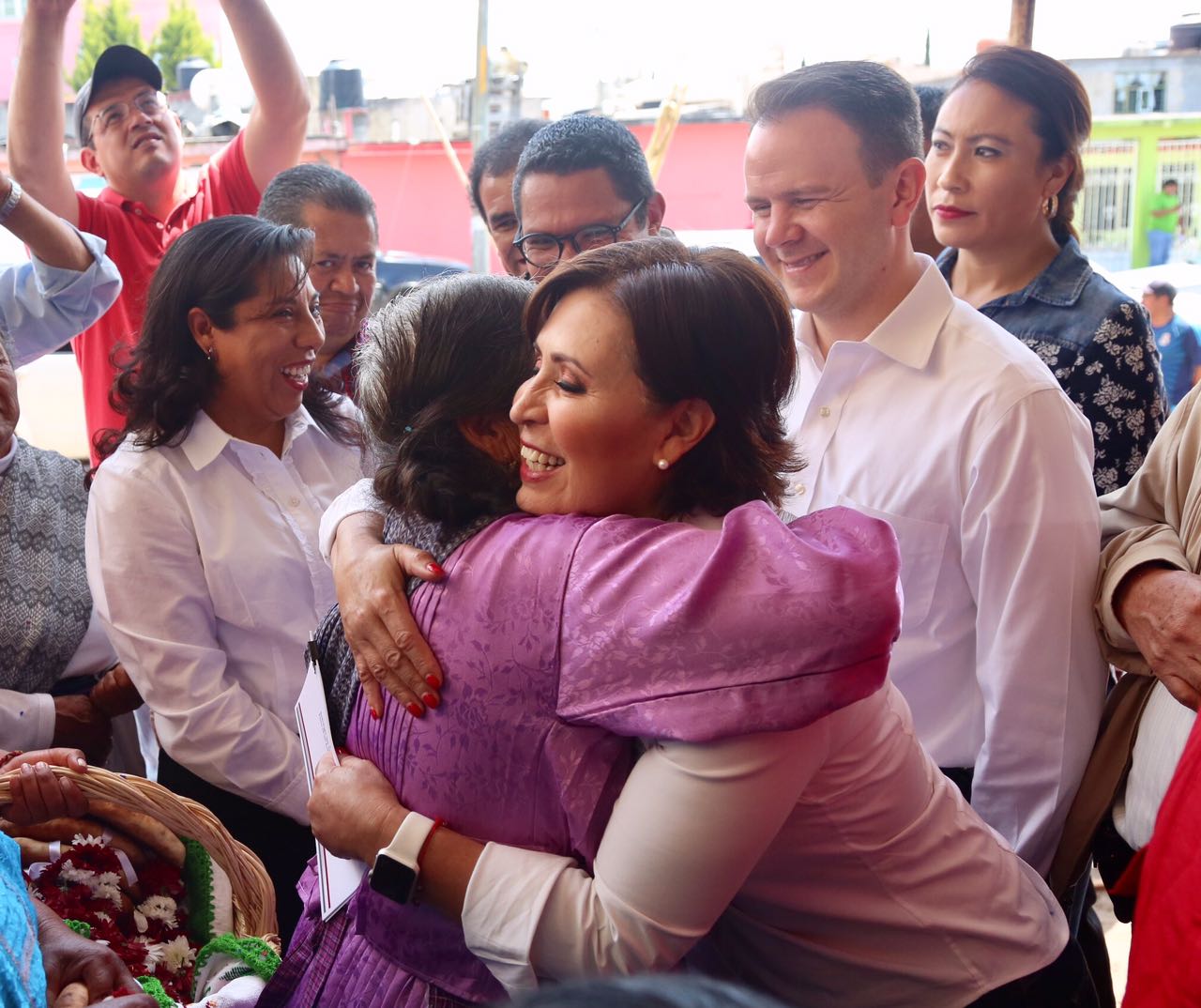 La secretaria Rosario Robles abraza afectuosamente a una mujer originaria del  municipio de Ixtlahuaca 