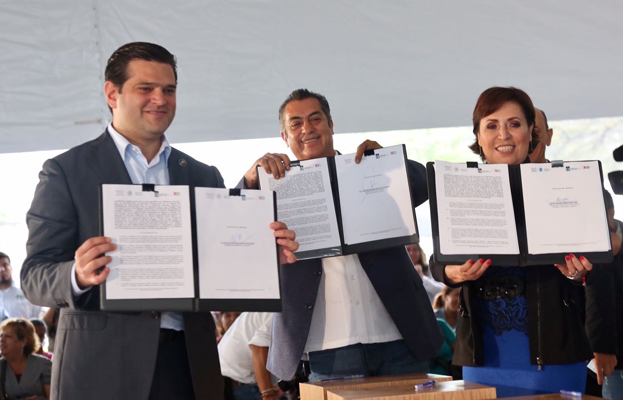 Acompañada de Francisco Cienfuegos, presidente municipal de Guadalupe, y Jaime Rodríguez Calderón, gobernador de Nuevo León, la titular de SEDATU, Rosario Robles Berlanga, firmó acuerdos para la recuperación de 101 espacios públicos en dicha demarcación. 