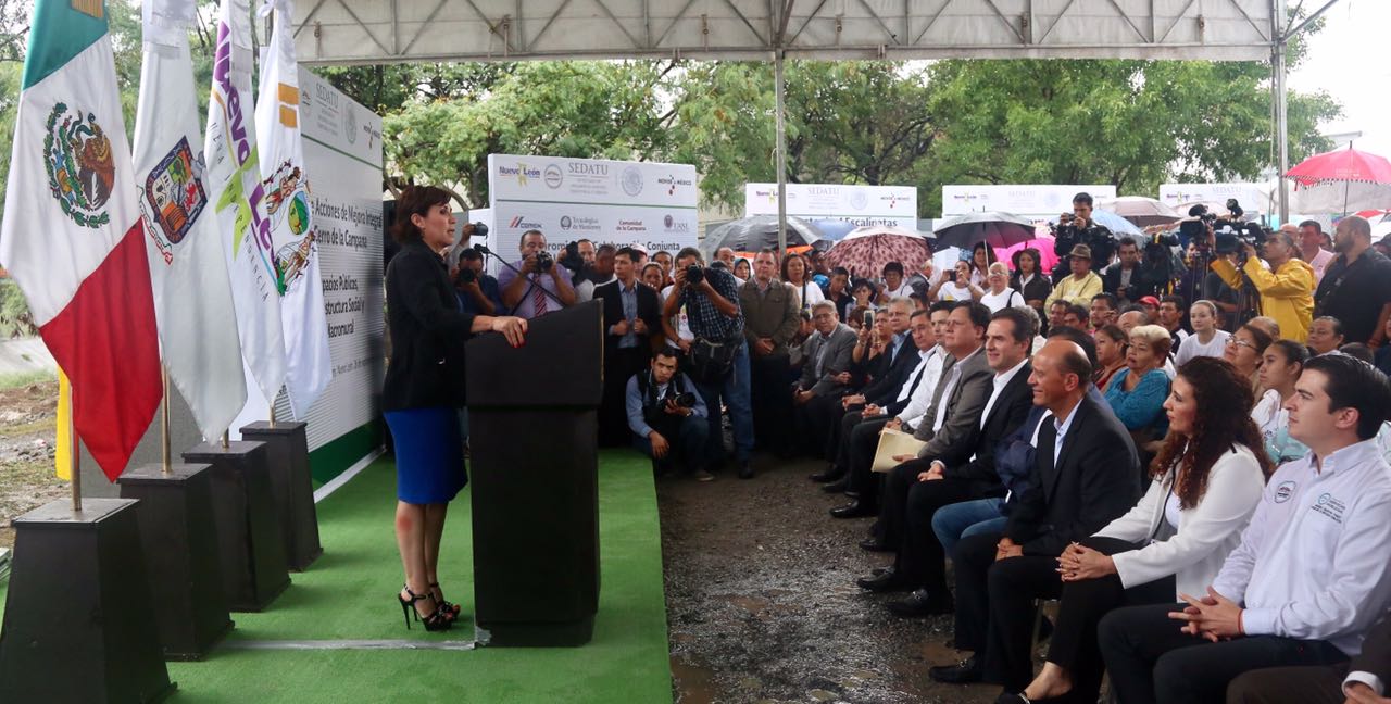 En compañía del gobernador de Nuevo León, Jaime Rodríguez Calderón, la titular de SEDATU, Rosario Roles Berlanga, encabezó la firma de compromisos y el anuncio de las Acciones de Mejoramiento Integral del Cerro de la Campana, en el municipio de Guadalupe de dicha entidad.