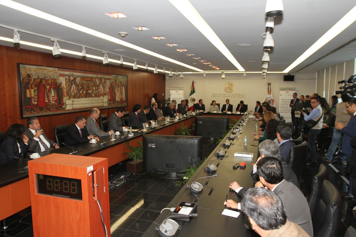 La entrega de la Carpeta básica de los documentos a favor del Congreso se realizó en el Salón de Protocolo de la Junta de Coordinación Política del Senado de la República.