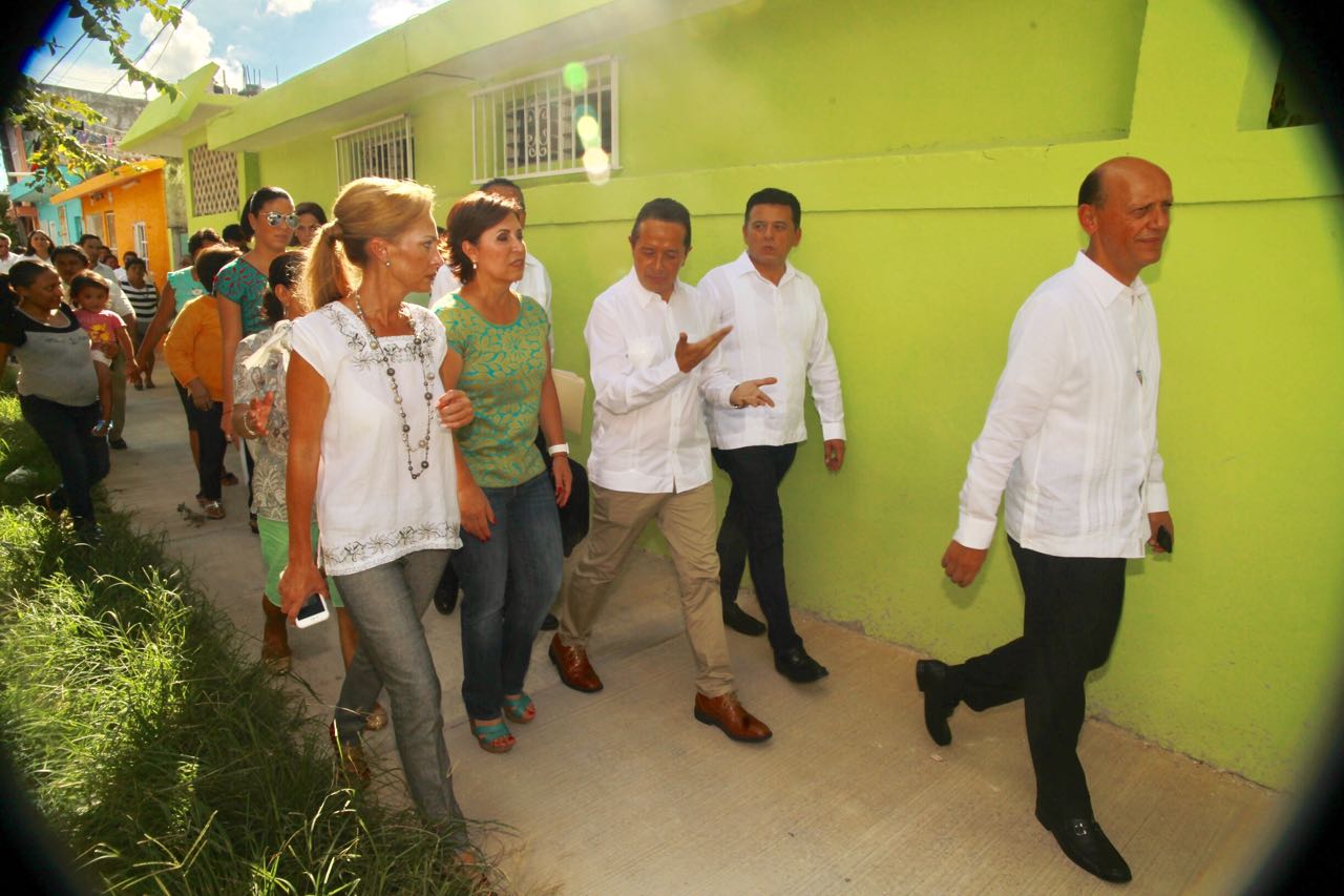 La secretaria Rosario Robles Berlanga en compañía del gobernador de Quintana Roo, Carlos Joaquín González recorrió la Unidad Habitacional “Flores Magón”, en la Isla de Cozumel.