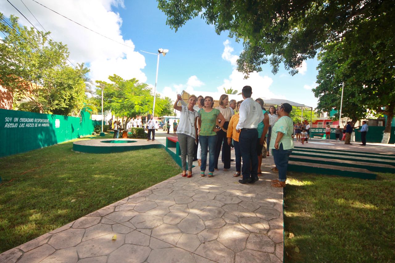 La secretaria de Desarrollo Agrario Territorial y Urbano, Rosario Robles Berlanga, acompañada de niños y niñas recorre el parque Altamar y la Unidad Deportiva “Independencia”, en la Isla de Cozumel, Quintana Roo.