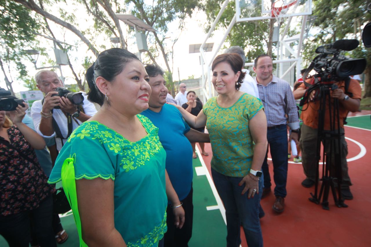 La secretaria de Desarrollo Agrario Territorial y Urbano, Rosario Robles Berlanga, acompañada de niños y niñas recorre el parque Altamar y la Unidad Deportiva “Independencia”, en la Isla de Cozumel, Quintana Roo.
