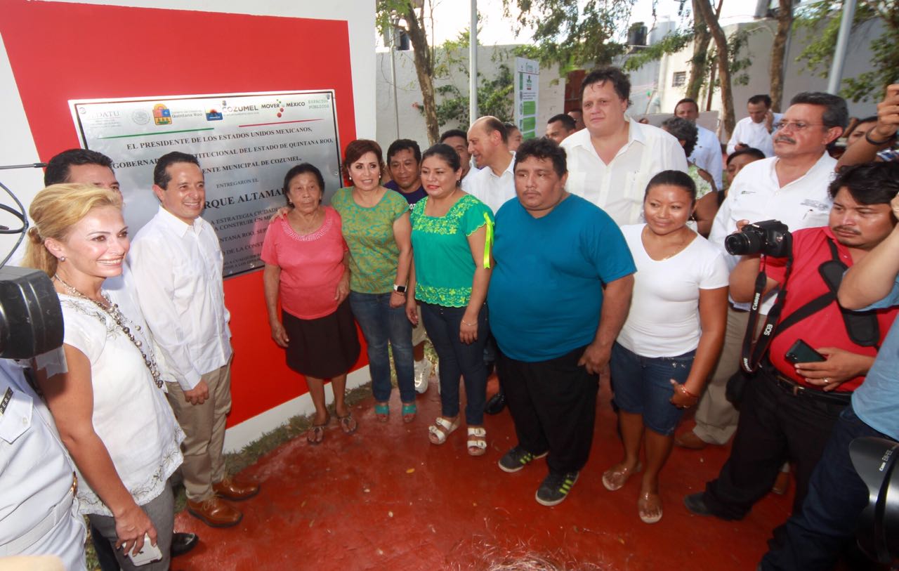 La secretaria de Desarrollo Agrario, Territorial y Urbano, Rosario Robles encabezó la entrega de las acciones de rehabilitación de la Unidad Deportiva Independencia, en el marco del Programa de Recuperación de Espacios Públicos en Cozumel, Quintana Roo.
