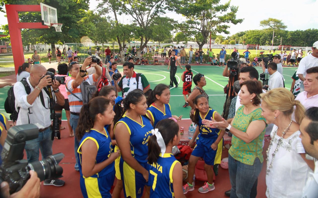 La secretaria de Desarrollo Agrario Territorial y Urbano, Rosario Robles Berlanga, platica con el equipo de basquetbol integrado por niñas y jovencitas que disfrutan las instalaciones remodeladas del parque Altamar y de la Unidad Deportiva “Independencia”.