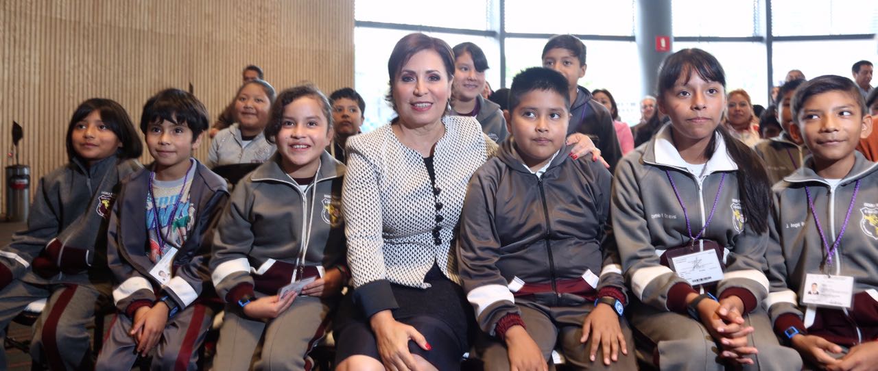 La secretaria Rosario Robles platicó con los niños y niñas que asistieron a la inauguración del Simposio Internacional en el Papalote Museo del Niño