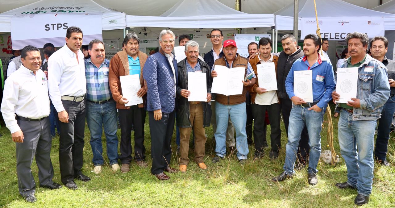  Beneficiarios de los certificados del Registro Agrario Nacional posan para la foto con el Subsecretario de Ordenamiento Territorial de la SEDATU, el Delegado del RAN y el Delegado Estatal de la SEDATU.