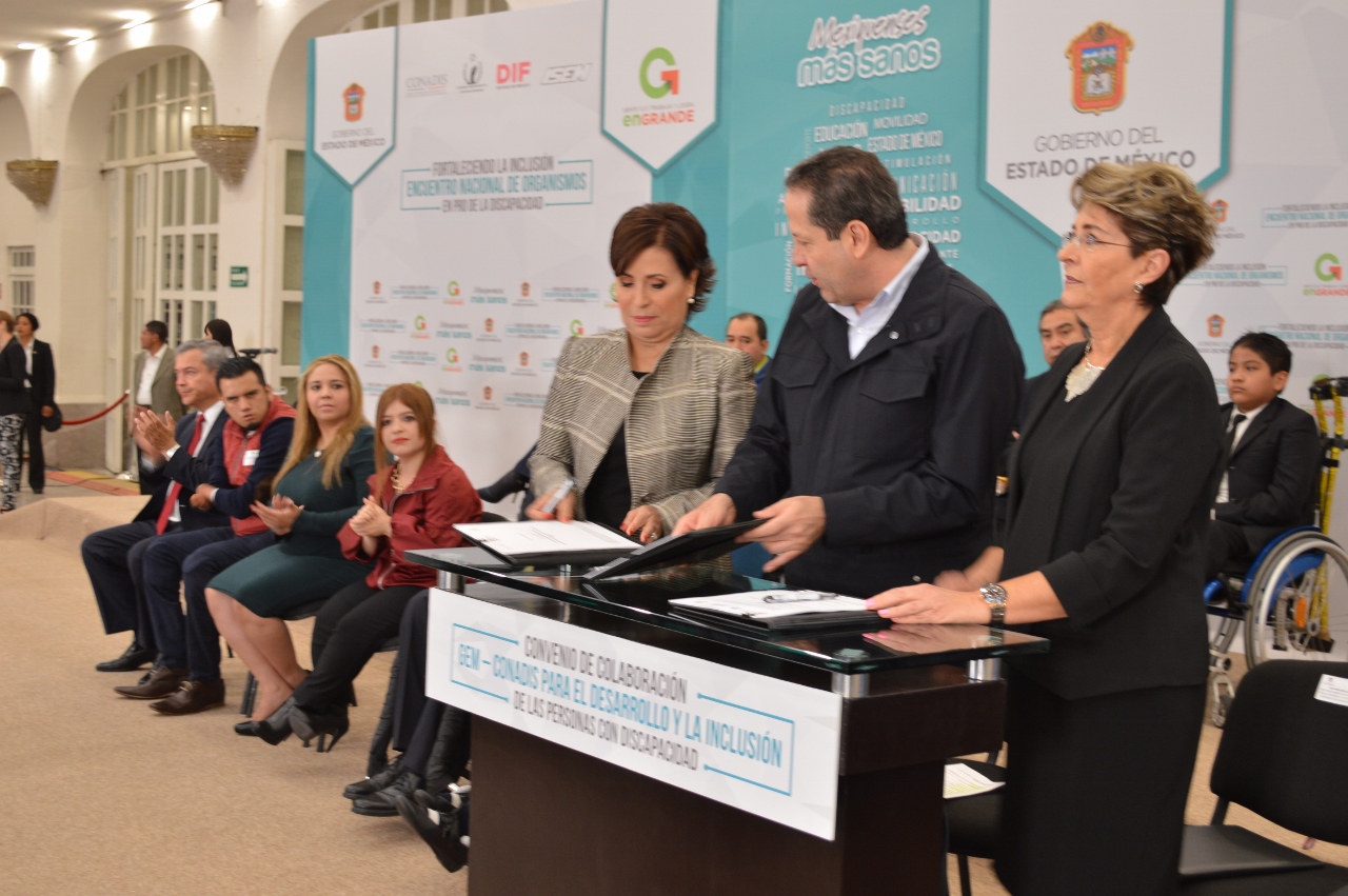 La Dra. Mercedes Juan López, Directora General del CONADIS, Eruviel Ávila, Gobernador del Estado de México y la Mtra. Rosario Robles, Secretaria de la SEDATU, firman el Convenio en favor de las personas con discapacidad, la última lo hace como testigo de honor.