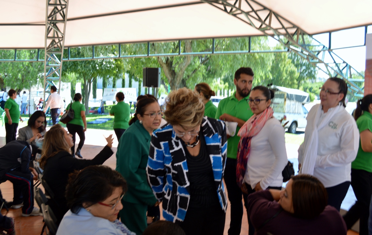 La Dra. Mercedes Juan López, Directora General del CONADIS, se acerca a platicar con las personas con discapacidad.