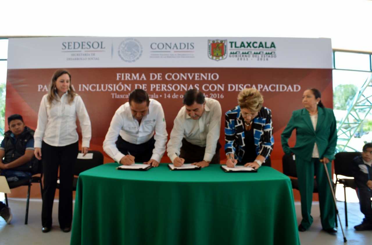 La Dra. Mercedes Juan López, Directora General del CONADIS y Mariano González Zarur, Gobernador del Estado de Tlaxcala, firman convenio en favor de las personas con discapacidad; el Secretario de la SEDESOL, Luis Enrique Miranda, firma como testigo.
