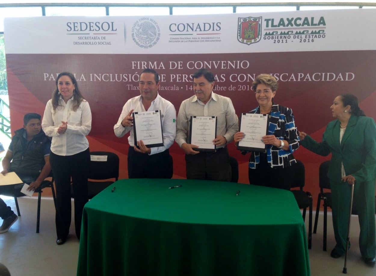 La Dra. Mercedes Juan López, Directora General del CONADIS, Mariano González Zarur, Gobernador del Estado de Tlaxcala, y el Secretario de la SEDESOL, Luis Enrique Miranda, muestran el convenio firmado.