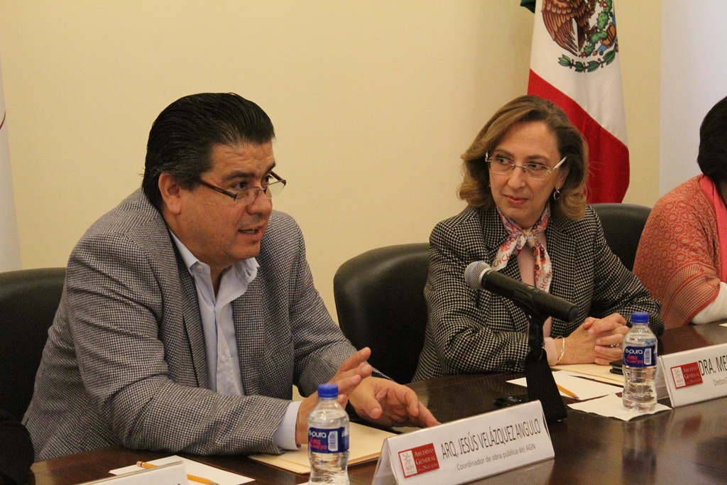 Jesús Velázquez Angulo, coordinador de obra pública, y Mercedes de Vega, directora general del AGN.