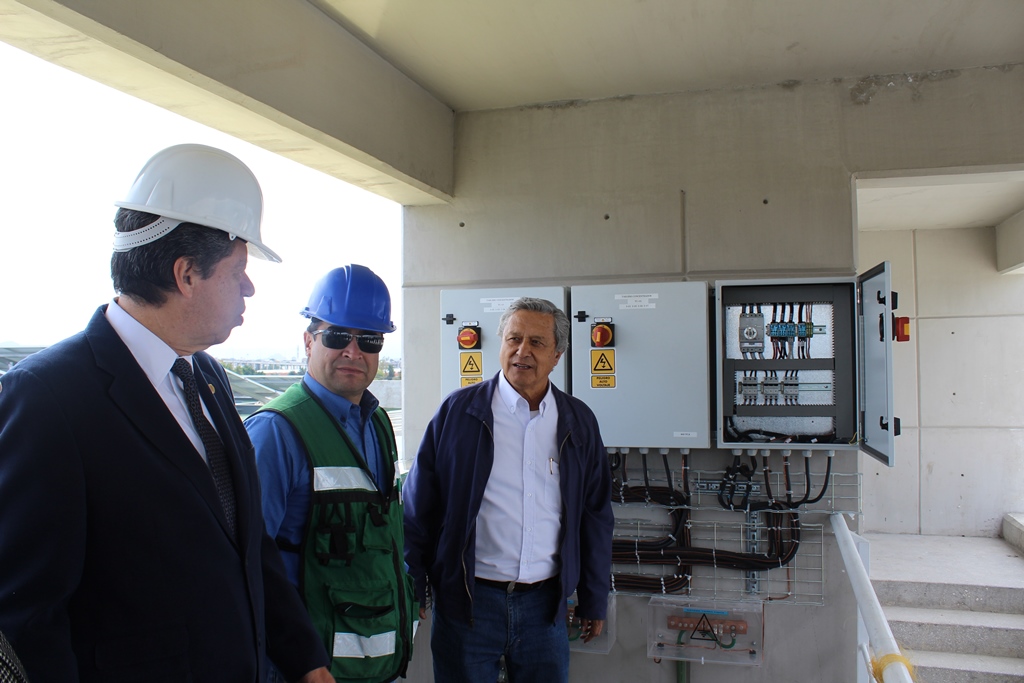 Julio G. Mendoza Álvarez, secretario general del IPN, y Enrique Rico Arzate, profesor-investigador de la ESIQIE y coordinador del proyecto “Celdas Solares en el AGN”.