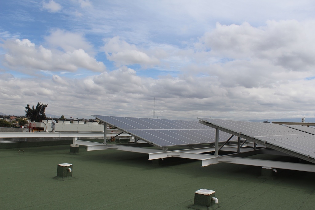 Celdas solares en el nuevo edificio del AGN.