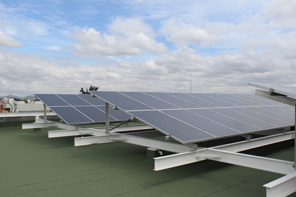 Celdas solares en el nuevo edificio del AGN.